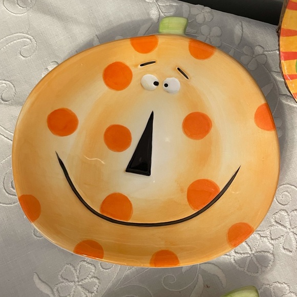 Halloween Pumpkin Plates - Picture 3 of 5
